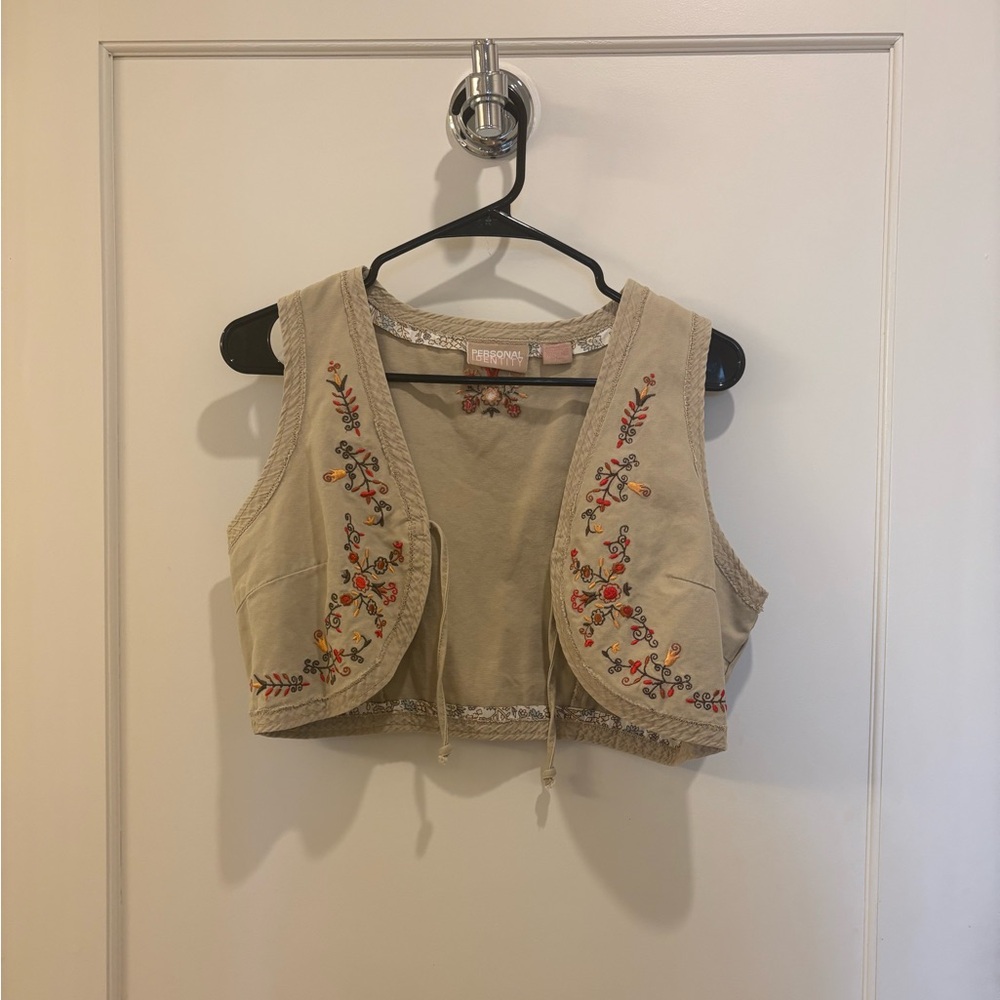 Personal Identity - Floral Vest 💐

Vintage embroidered vest ✨